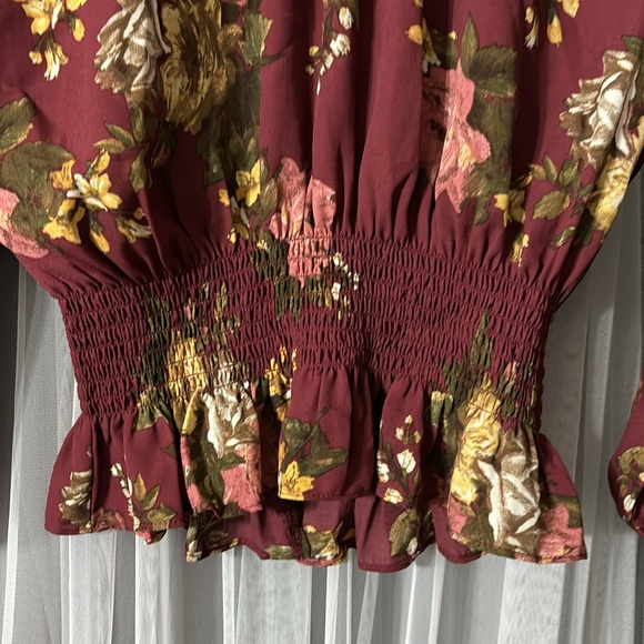 Beautiful floral crop blouse!  Simply elegant! - Picture 2 of 6